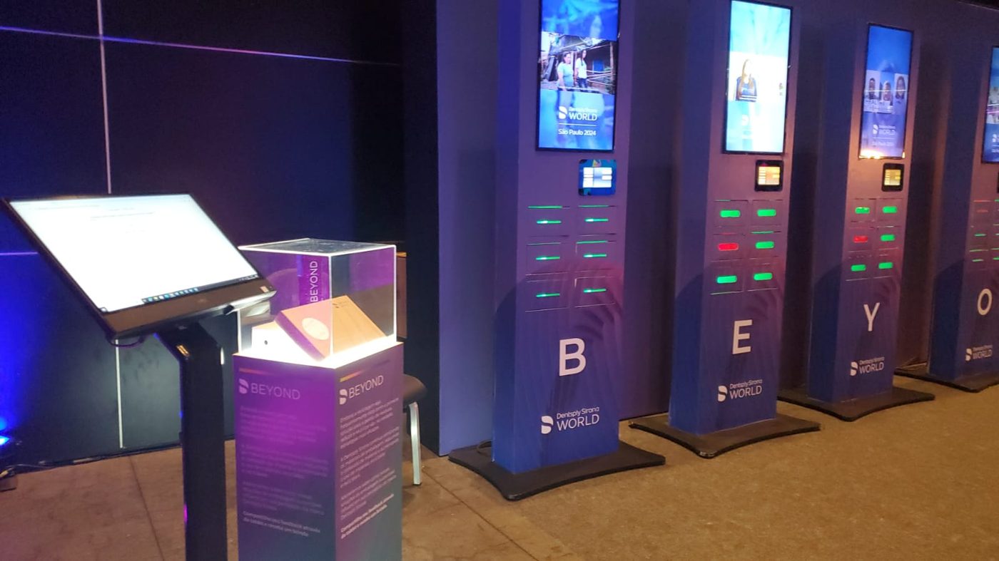 Múltiplos totens Charge Power em grande evento Beyond Dentsply World